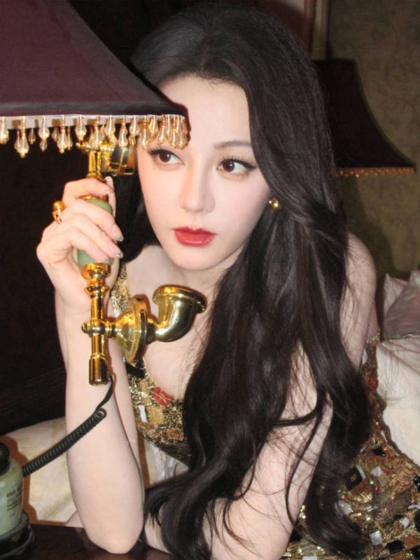 信捷策路 迪丽热巴穿吊带裙光彩照人！秒变复古大美女超养眼