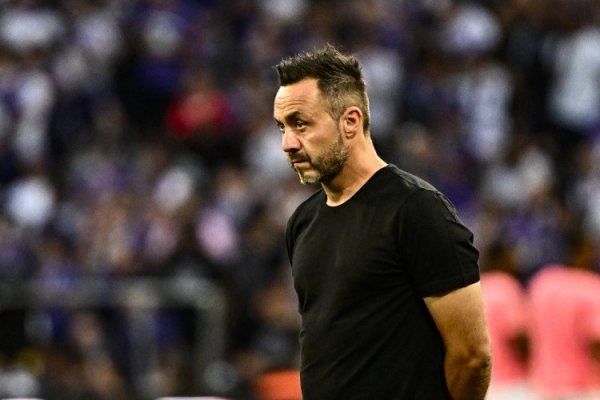 牛人配资 被罚下1人+遭绝杀! 德泽尔比怒喷裁判: 他不适合执法这种级别比赛